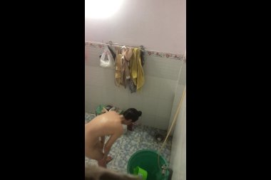 Quay lén vợ thằng bạn tắm