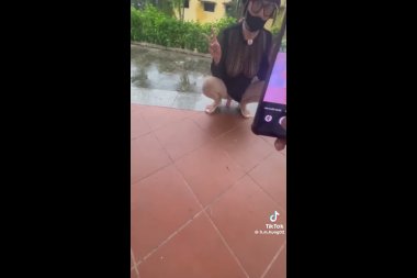 Em nó đang thủ dâm sướng thì thanh niên đến nhờ chụp ảnh hộ